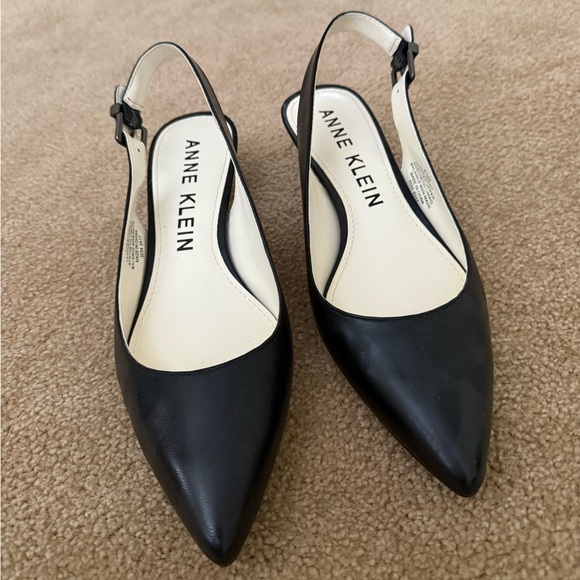 NWOT Anne Klein swing back short heals. Black leather. - Picture 2 of 6